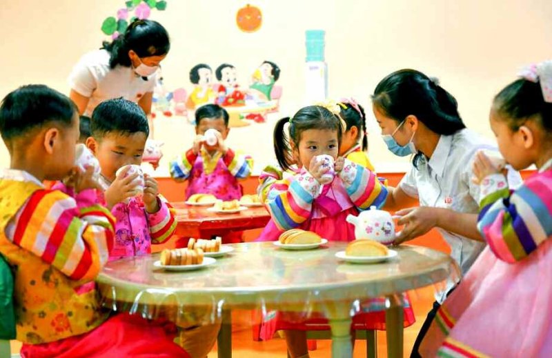 우유 마시고 있는 북한 어린이들. 사진=노동신문 캡처
