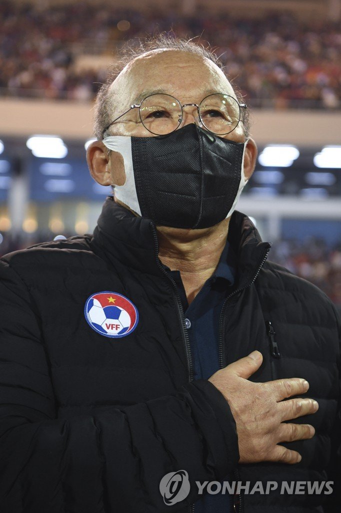 13일 결승 1차전 시작 전에 국민의례 하는 박항서 감독 Vietnam's head coach Park Hang-seo stands for the national anthem ahead of first leg of the ASEAN Football Federation (AFF) Cup final soccer match between Vietnam and Thailand at the My Dinh Stadium in Hanoi, Vietnam, Friday, Jan. 13, 2023. (AP Photo/Nguyen Manh Quan)