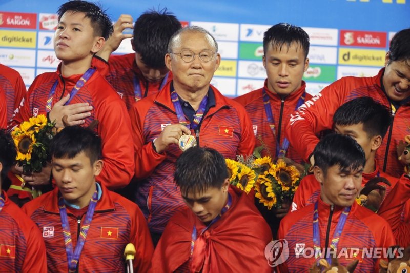 2022년 5월 SEA 게임 금메달을 따낸 박항서 감독 epa09966051 Vietnam?s team coach Park Hang Seo (C up) pose with his team after winning gold in the 31st Southeast Asian Games (SEA Games 31) final soccer match between Vietnam and Thailand at My Dinh stadium in Hanoi, Vietnam, 22 May 2022. EPA/LUONG THAI LINH