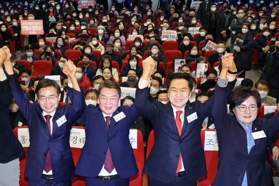 국민의힘 김기현, 안철수, 조경태 의원이 15일 서울 양천구 해누리타운에서 열린 국민의힘 양천갑 당원대회에 참석해 기념촬영을 하고 있다. 사진=서동일 기자