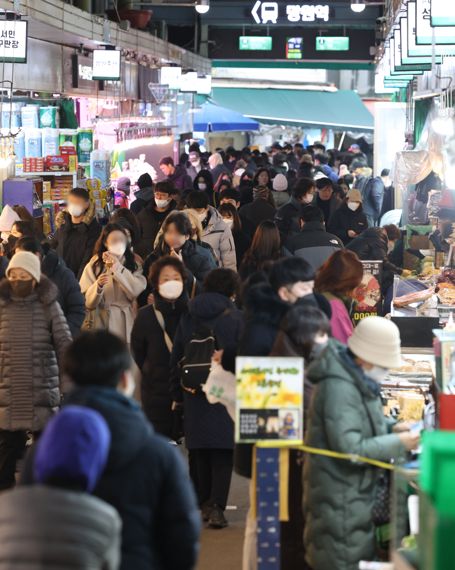 설 연휴를 앞둔 15일 서울 마포구 망원시장을 찾은 시민들이 장을 보고 있다. 설 연휴 기간 고속도로 통행료가 면제되고 지자체와 공공기관 주차장은 무료로 개방된다. 사진=김범석 기자