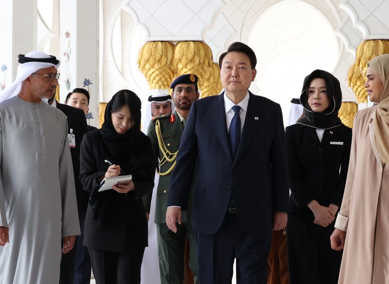 샤일라 착용한 김건희 여사 (아부다비=연합뉴스) 안정원 기자 = 아랍에미리트(UAE)를 국빈 방문 중인 윤석열 대통령과 김건희 여사가 15일(현지시간) 아부다비에 위치한 셰이크 자이드 그랜드 모스크를 방문하고 있다. 김 여사는 이슬람 관습에 따라 여성들이 머리를 감싸는 샤일라를 착용했다. 2023.1.15 jeong@yna.co.kr (끝) /사진=연합 지면화상