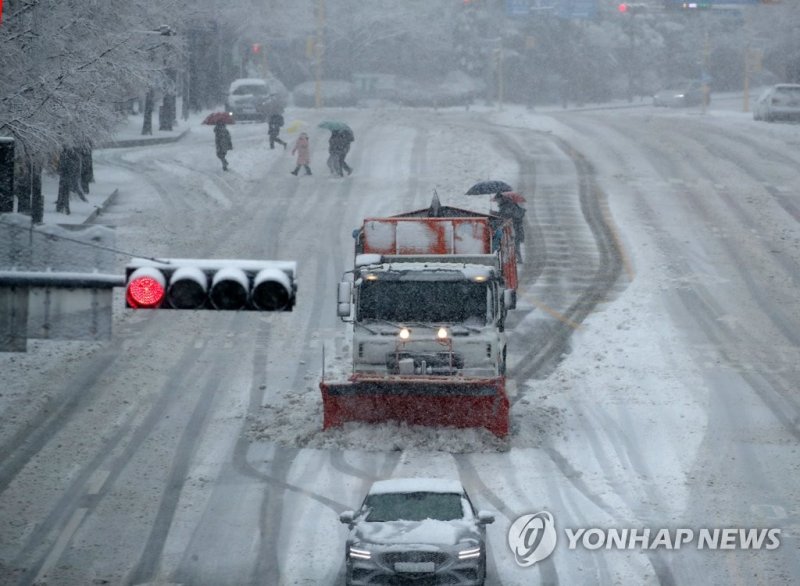 "치워도 끝이 없네"…바빠진 제설차 "치워도 끝이 없네"…바빠진 제설차 (강릉=연합뉴스) 유형재 기자 = 15일 강원 동해안에 대설특보가 발효된 가운데 많은 눈이 내리자 제설 차량이 강릉시 일원에서 분주하게 눈을 치우고 있다. 2023.1.15 yoo21@yna.co.kr (끝)
