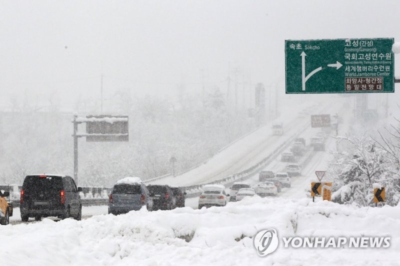 폭설에 엉금엉금 폭설에 엉금엉금 (속초=연합뉴스) 이종건 기자 = 동해안에 폭설이 쏟아진 15일 미시령동서관통도로에서 차들이 서행하고 있다. 2023.1.15 momo@yna.co.kr (끝)