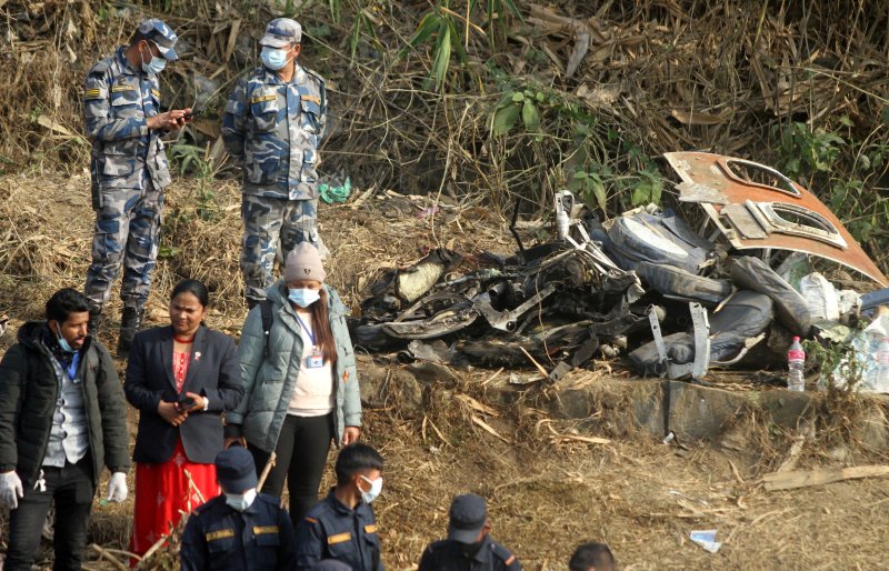 15일(현지시간) 72명의 승객이 탑승한 항공기가 추락한 네팔 중부 포카라의 사고 현장에 사람들이 서 있다. 사진=뉴스1