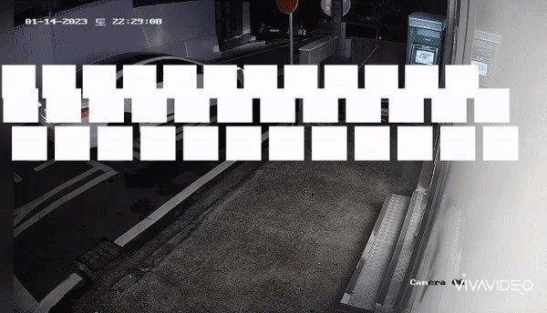 후진하면서 편의점 쪽으로 방향을 맞춘 후 속도를 내서 돌진한 A씨. ('보배드림' 갈무리)