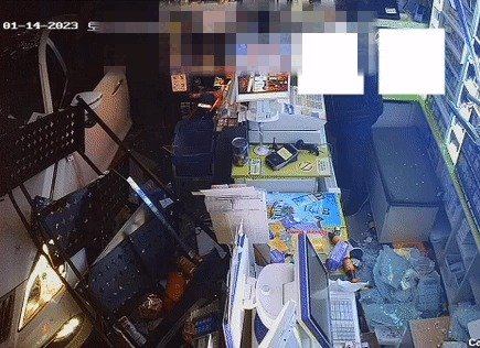 차를 타고 편의점으로 돌진한 A씨가 차에서 내려 점주 B씨를 폭행하는 장면. 다행히 이웃 주민이 이를 말려 B씨는 위기를 모면했다. ('보배드림' 갈무리)