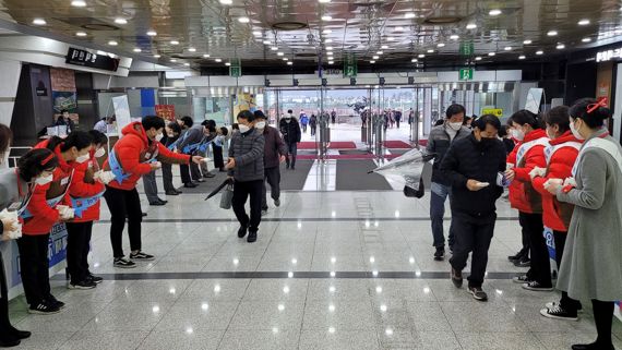  렛츠런파크 부산경남, 설 앞두고 방문 고객에 '백설기' 나눔