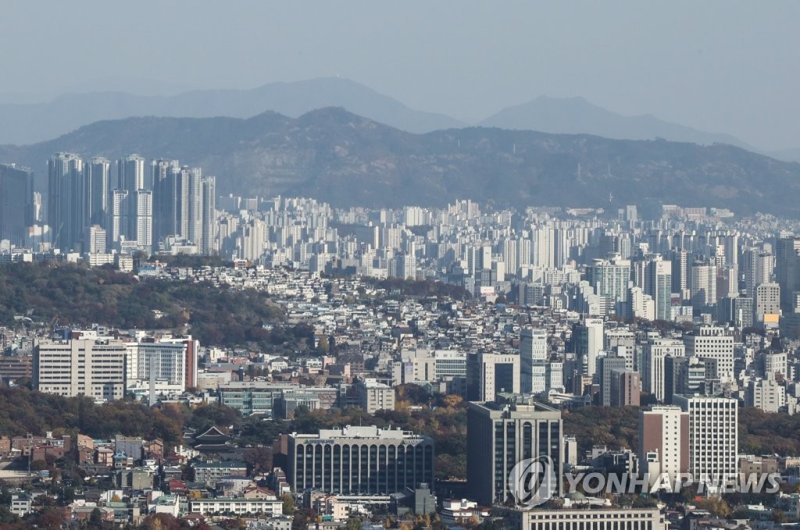 서울 인왕산에서 바라본 도심 풍경. 사진=연합뉴스