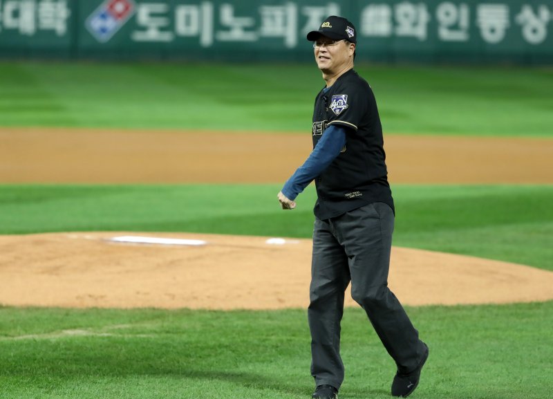 [인천=뉴시스] 이영환 기자 = 7일 인천 SSG랜더스필드에서 열린 2022 KBO 한국시리즈 5차전 키움 히어로즈와 SSG 랜더스의 경기, KBO 레전드 40인에 선정된 구대성 전 질롱코리아 감독이 시구를 하고 있다.