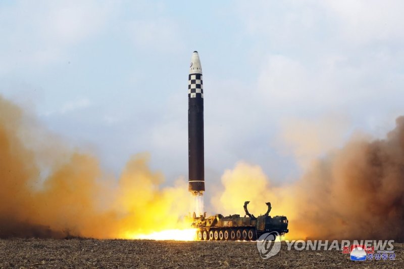 지난해 11월18일 당시 북한의 신형 대륙간탄도미사일 화성-17형 시험발사 모습.연합뉴스