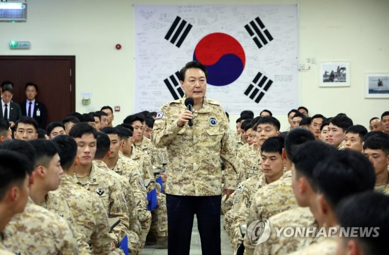 UAE 파병 아크부대 장병 격려하는 윤석열 대통령 UAE 파병 아크부대 장병 격려하는 윤석열 대통령 (아부다비=연합뉴스) 안정원 기자 = 아랍에미리트(UAE)를 국빈 방문 중인 윤석열 대통령이 15일(현지시간) 현지에 파병 중인 아크부대를 방문, 장병들을 격려하고 있다. 2023.1.15 jeong@yna.co.kr (끝)