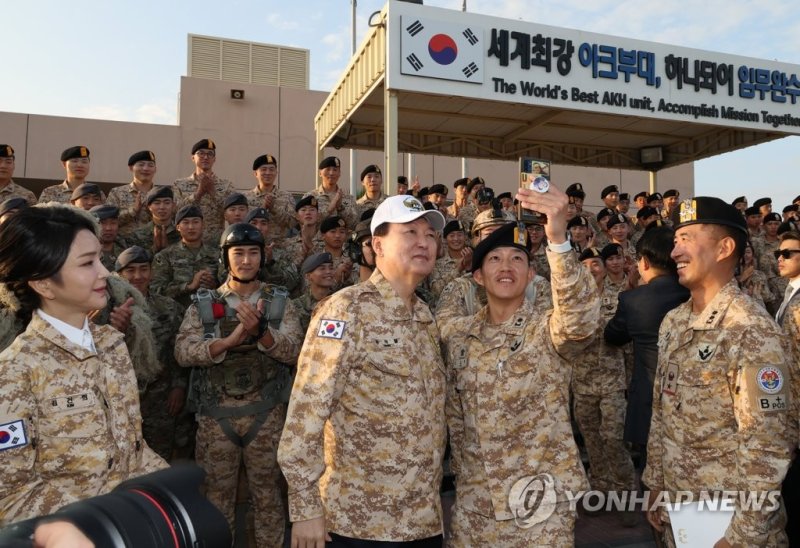 UAE 파병 아크부대 장병과 셀카찍는 윤석열 대통령 UAE 파병 아크부대 장병과 셀카찍는 윤석열 대통령 (아부다비=연합뉴스) 안정원 기자 = 아랍에미리트(UAE)를 국빈 방문 중인 윤석열 대통령이 15일 아부다비 현지에 파병중인 아크부대를 방문, 장병과 기념촬영을 하고 있다. 2023.1.15 jeong@yna.co.kr (끝)