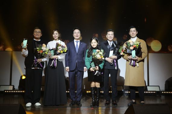 전북 고창군이 16일 서울 롯데시그니엘호텔에서 고창 방문의 해 선포식을 연 가운데 심덕섭 고창군수가 홍보대사들과 기념촬영 하고 있다. 사진은 왼쪽부터 배우 조재윤, 김규리, 심덕섭 군수, 가수 김태연, 김현, 마술사 박종원. /사진=고창군