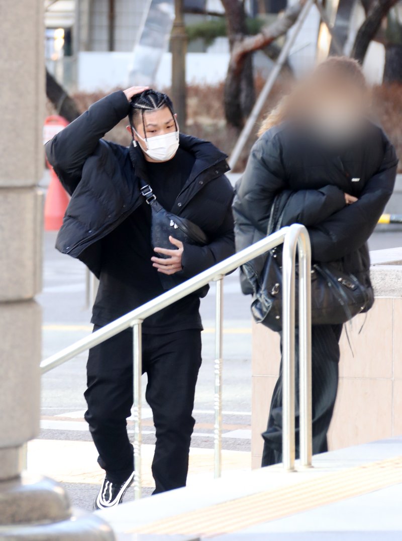 래퍼 던밀스가 16일 오전 서울 마포구 서부지방법원에서 열린 자신의 아내 A씨의 신체 일부를 몰래 카메라로 촬영하고 유포한 혐의로 불구속 기소된 래퍼 뱃사공의 첫 공판기일에 출석하고 있다. 2023.1.16/뉴스1 ⓒ News1 권현진 기자