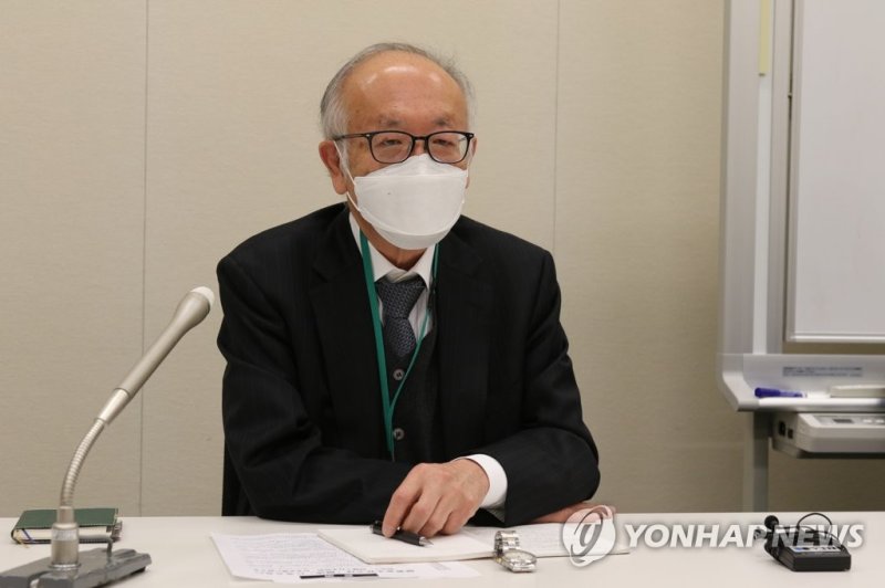 "한국 정부 징용 문제 해결안에 반대" (도쿄=연합뉴스) 박상현 특파원 = 오카모토 아쓰시 전 '세카이' 편집장이 16일 도쿄 중의원 제2의원회관에서 열린 기자회견에서 한국 정부가 지난 12일 발표한 징용 배상 해법에 반대한다는 입장을 설명하고 있다. 이날 오카모토 전 편집장과 나카자와 호세이 교수 등은 "피해자 없이 징용 문제는 해결되지 않는다"는 내용의 성명을 발표했다. 성명에는 일본 학자, 작가, 소설가 등 94명이 이름을 올렸다. 2023.1.16 psh59@yna.co.kr (끝) /사진=연합뉴스