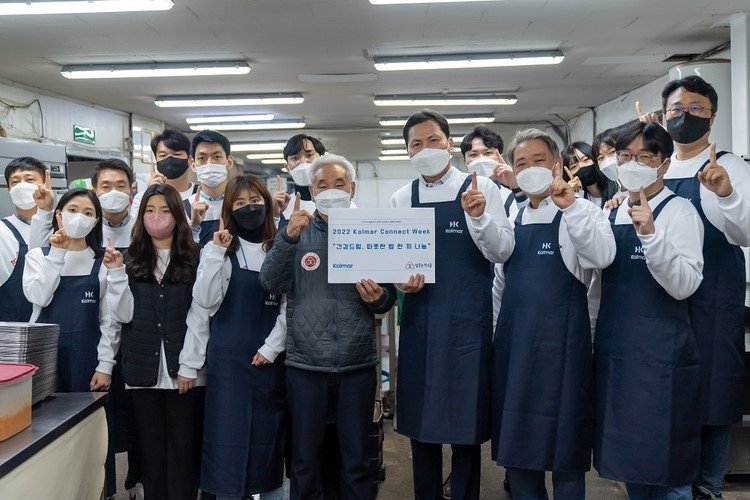 '콜마 커넥트 위크' 기간 중 콜마 임직원들이 배식 봉사활동 후 함께 사진을 찍고 있다. 한국콜마홀딩스 제공