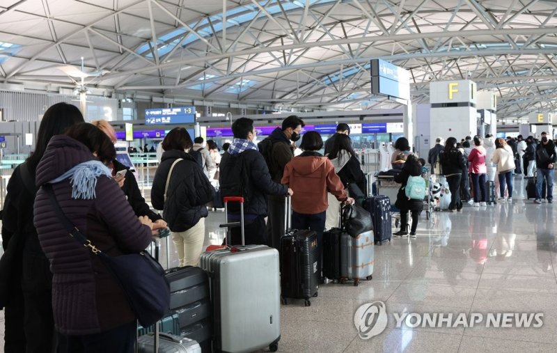 지난해 12월 29일 인천국제공항 제1터미널 출국장에서 탑승객이 출국 수속을 위해 줄을 서고 있다. 연합뉴스