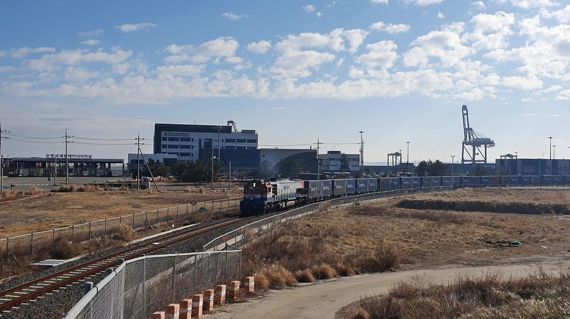 포항 영일만항 인입 철도가 지난 2021년 5월 중단 후 1년반 만에 운행을 재개, 영일만항 물동량 회복 신호탄에 청신호가 켜졌다. 사진은 포항 영일만항역을 지나고 있는 인입 철도. 사진=포항시 제공