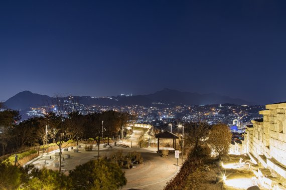 서울 야경을 배경으로 낙산공원에 조명이 켜져 있다. /사진=서울관광재단