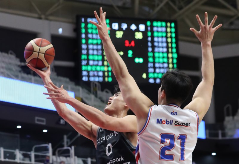 23일 오후 경기 수원시 권선구 수원KT소닉붐아레나에서 열린 '2022-2023 SKT 에이닷 프로농구' 수원 KT 소닉붐과 대구 한국가스공사 페가수스의 경기에서 KT 하윤기가 슛을 하고 있다. 2022.12.23/뉴스1 ⓒ News1 김영운 기자