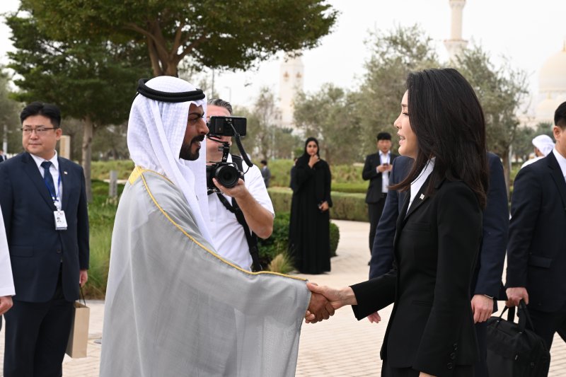 윤석열 대통령 부인 김건희 여사가 15일 오전(현지시간) 아랍에미리트(UAE) 현충원 와하트 알 카라마를 찾아 칼리파 빈 타흐눈 보훈청장과 악수하고 있다. (대통령실 제공) 2023.1.15/뉴스1 ⓒ News1 안은나 기자