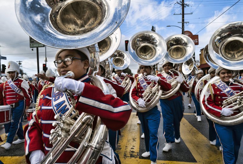 [로스앤젤레스=AP/뉴시스] 마틴 루터 킹 주니어(MLK)의 날인 16일(현지시간) 미 캘리포니아주 로스앤젤레스에서 킹 목사를 기리는 퍼레이드가 열려 지역 고교 연합 기악부 학생들이 행진하고 있다. 미국은 흑인 민권 운동가 킹 목사를 기리기 위해 매년 1월 셋째 주 월요일을 'MLK의 날'로 지정해 연방 공휴일로 기념한다. 2023.01.17.