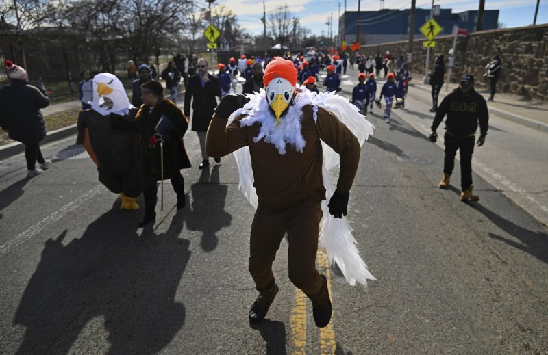 [워싱턴=AP/뉴시스] 16일(현지시간) 워싱턴 D.C.에서 마틴 루터킹 주니어 기념관에서 마틴 루터 킹 목사의 업적을 기리는 'MLK의 날'을 맞아 학생들이 독수리 춤을 추며 퍼레이드에 참여하고 있다. 2023.01.17.