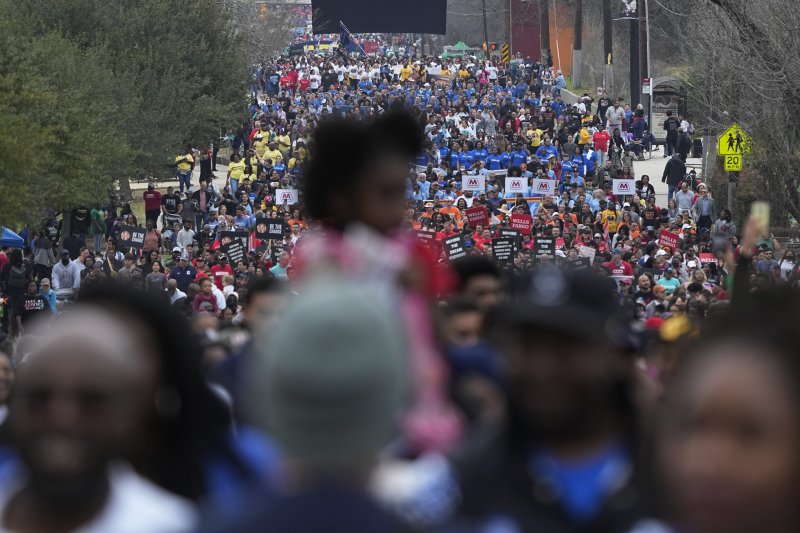 [산안토니오=AP/뉴시스] 16일(현지시간) 산안토니오에서 흑인 민권운동가 마틴 루터 킹 목사의 업적을 기리는 'MLK의 날'을 맞아 수천 명의 인원이 행진에 참여하고 있다. 2023.01.17.