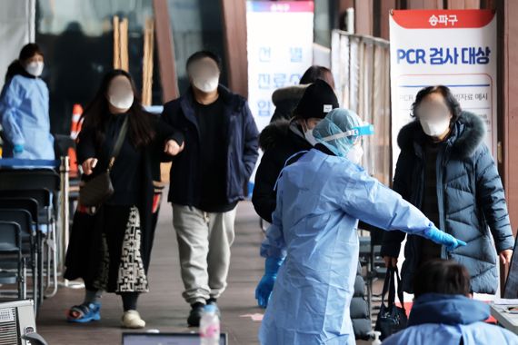 17일 서울 송파구 보건소 선별진료소에서 시민들이 PCR 검사를 받기 위해 대기하고 있다. 사진=서동일 기자