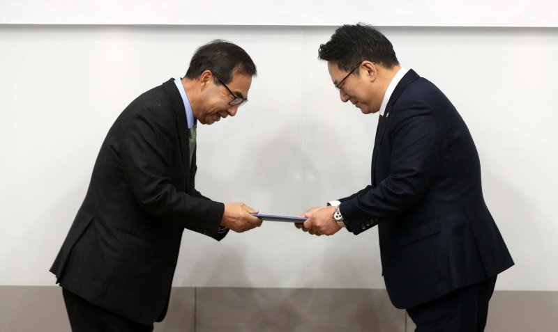 [서울=뉴시스] 김선웅 기자 = 제52대 대한변호사협회장으로 당선된 김영훈(오른쪽) 변호사가 17일 서울 서초구 대한변협회관에서 열린 당선증 교부식에서 조동용 대한변협 선관위원장으로부터 당선증을 받고 있다. 2023.01.17. mangusta@newsis.com