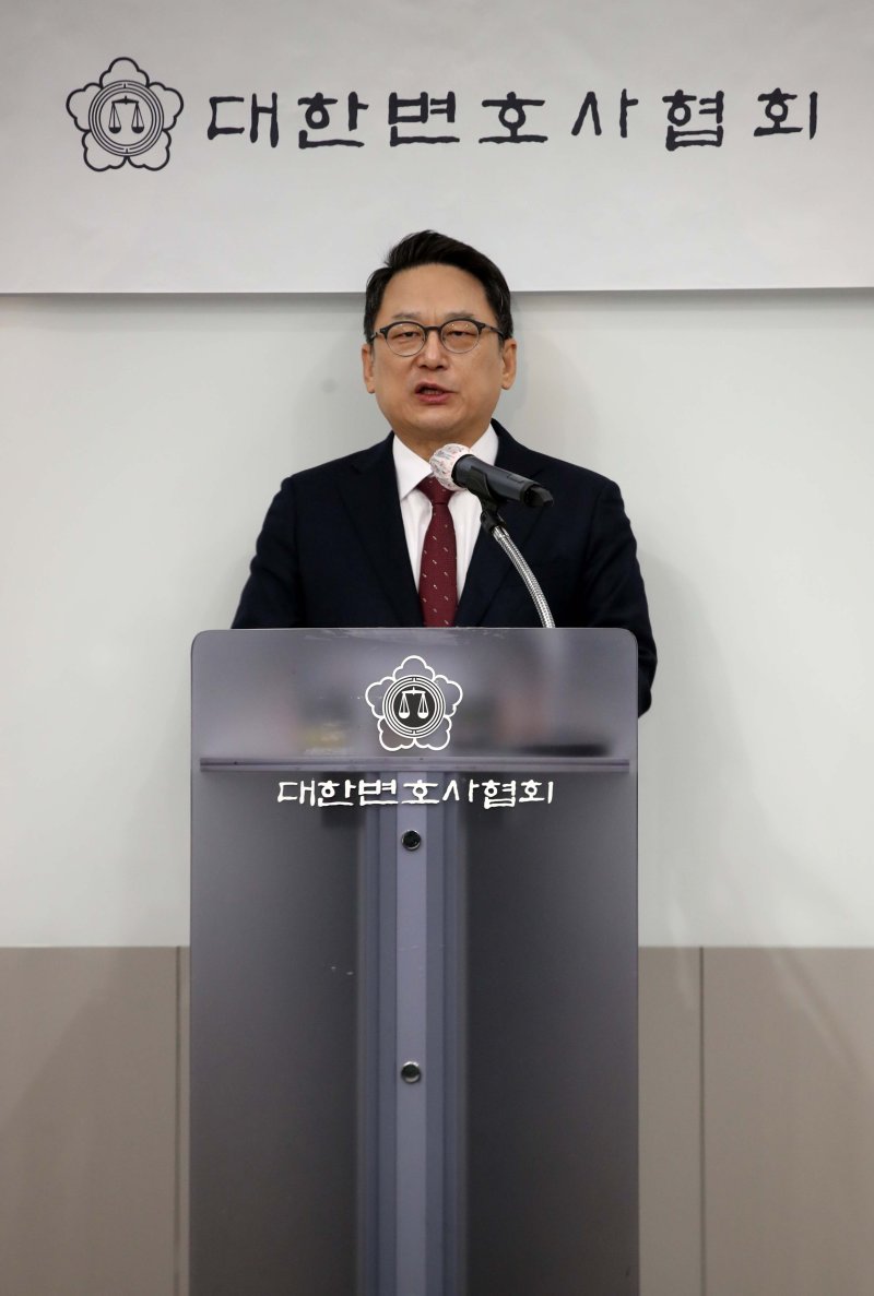 [서울=뉴시스] 김선웅 기자 = 제52대 대한변호사협회장으로 당선된 김영훈 변호사가 17일 서울 서초구 대한변협회관에서 열린 당선증 교부식에서 당선증을 받은 후 당선 소감을 말하고 있다. 2023.01.17. mangusta@newsis.com