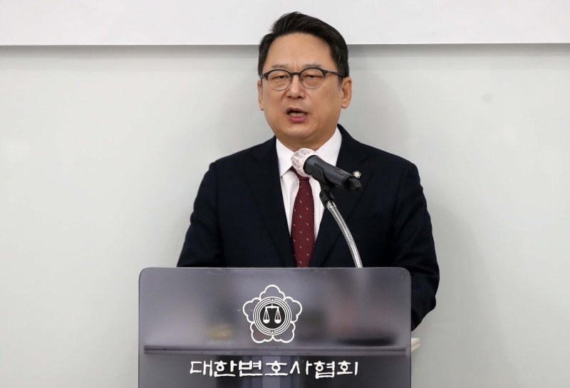 [서울=뉴시스] 김선웅 기자 = 제52대 대한변호사협회장으로 당선된 김영훈 변호사가 17일 서울 서초구 대한변협회관에서 열린 당선증 교부식에서 당선증을 받은 후 당선 소감을 말하고 있다. 2023.01.17. mangusta@newsis.com