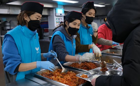 지난 16일 경기도 성남시 노숙인 무료 급식소 ‘안나의집’에서 SPC 임직원들이 배식 봉사활동을 하고 있다. SPC 제공.