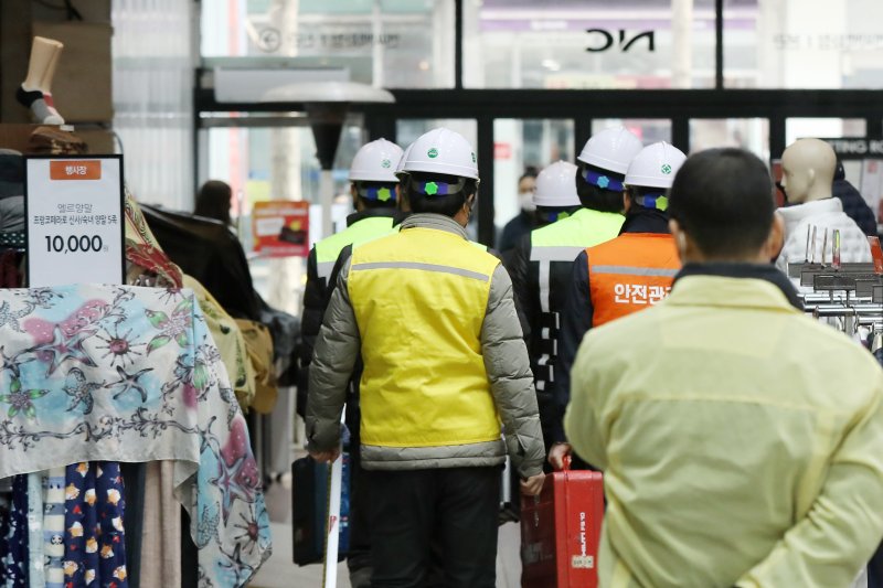 17일 경기 성남시 NC백화점 야탑점에 안전관리업체 관계자들이 도착해 천장 균열이 발생한 2층 현장으로 향하고 있다. 소방당국은 이날 NC백화점 야탑점에 영업정지 명령을 내렸으며 백화점측은 안전점검 결과가 나오기 전까지 영업을 중단하기로 했다. 2023.1.17/뉴스1 ⓒ News1 민경석 기자