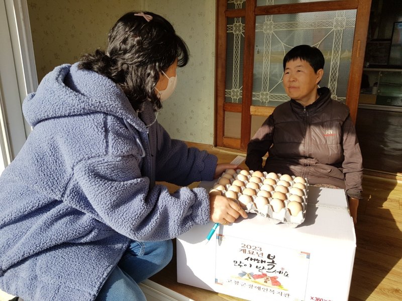 전북 고창군장애인복지관(관장 정종만)이 17일 설 명절을 앞두고 개인 및 각계각층의 도움을 받아 재가장애인 65가정에 지역사회 후원 물품을 전달했다.(복지관 제공)2023.1.17/뉴스1