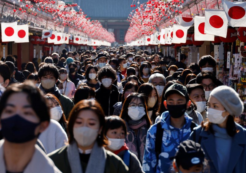 9일 일본 도쿄에서 도쿄 내 가장 오래된 절로 유명한 센소지를 방문한 관광객들이 거리를 가득 메운 가운데 코로나19 방역을 위해 모두 마스크를 착용하고 있다. 2023.1.9. ⓒ 로이터=뉴스1 ⓒ News1 김성식 기자 /사진=뉴스1
