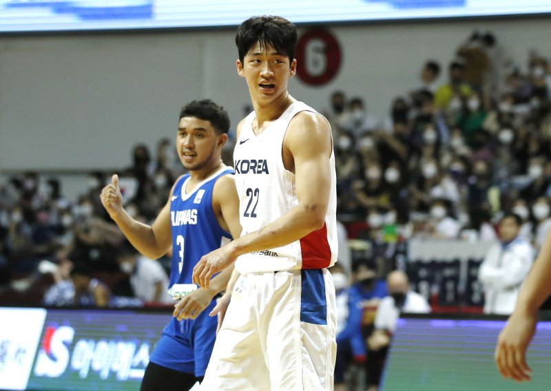 [안양=뉴시스] 정병혁 기자 = 17일 오후 경기 안양시 안양실내체육관에서 열린 KB국민은행 초청 2022 남자농구 국가대표 평가전 대한민국과 필리핀의 경기, 대한민국 여준석이 득점에 성공한 뒤 있다. 2022.06.17. jhope@newsis.com