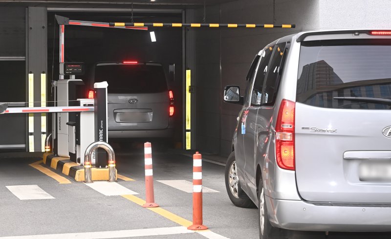 이재명 더불어민주당 대표를 둘러싼 '변호사비 대납 의혹' 사건의 핵심 인물인 김성태 전 쌍방울그룹 회장이 귀국한 17일 오후 경기 수원시 영통구 수원지방검찰청으로 김 전 회장이 탑승한 차량이 들어가고 있다. (공동취재) 2023.1.17/뉴스1 ⓒ News1 김영운 기자