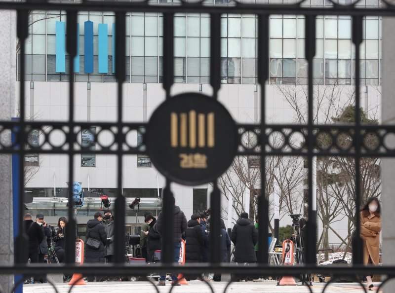 이재명 더불어민주당 대표를 둘러싼 '변호사비 대납 의혹' 사건의 핵심 인물인 김성태 전 쌍방울그룹 회장이 귀국한 17일 오후 경기 수원시 영통구 수원지방검찰청에서 취재진이 분주하게 움직이고 있다. 2023.1.17/뉴스1 ⓒ News1 김영운 기자