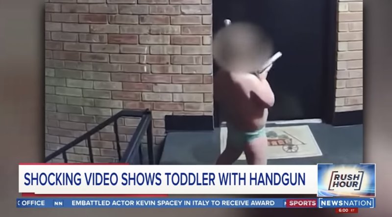 미국 인디애나주에서 한 아이가 장전된 권총을 이러 저리 흔들고 자신에게 겨누는 영상이 공개돼 사람들이 충격에 빠졌다고 16일(현지시간) 미러가 보도했다. 뉴시스