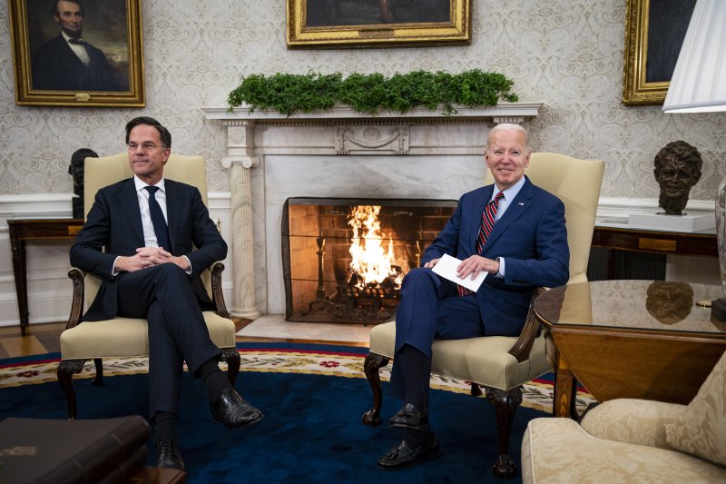 마르크 뤼터 네덜란드 총리(왼쪽)가 지난해 1월 17일 미국 워싱턴DC 백악관에서 조 바이든 미 대통령과 대화하고 있다.EPA연합뉴스