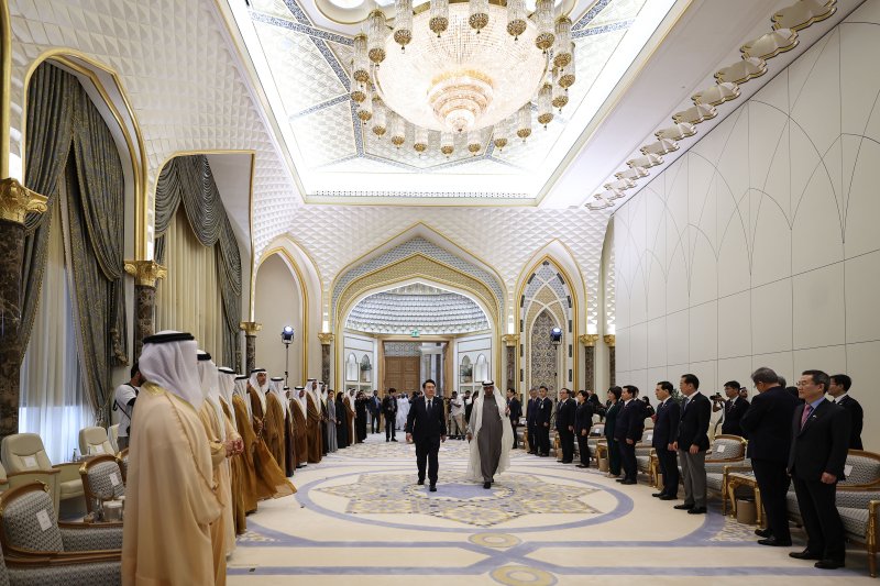 윤석열 대통령과 모하메드 빈 자이드 알 나하얀 아랍에미리트(UAE) 대통령이 15일 오전(현지시간) 아부다비 카사르 알 와탄에서 확대회담을 위해 이동하고 있다. (대통령실 제공) 2023.1.16/뉴스1 ⓒ News1 안은나 기자