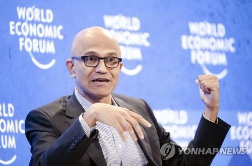 지난해 WEF 총회 때 사티아 나델라 CEO의 모습. [EPA=연합뉴스 자료사진]