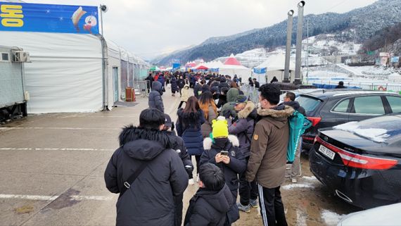 홍천군은 겨울비로 인해 일시 휴장했던 홍천강 얼음낚시 행사가 지난 16일부터 정상 운영중이라고 18일 밝혔다. 얼음 낚시를 즐기려는 사람들이 몰려 있다. 사진=홍천군청 제공