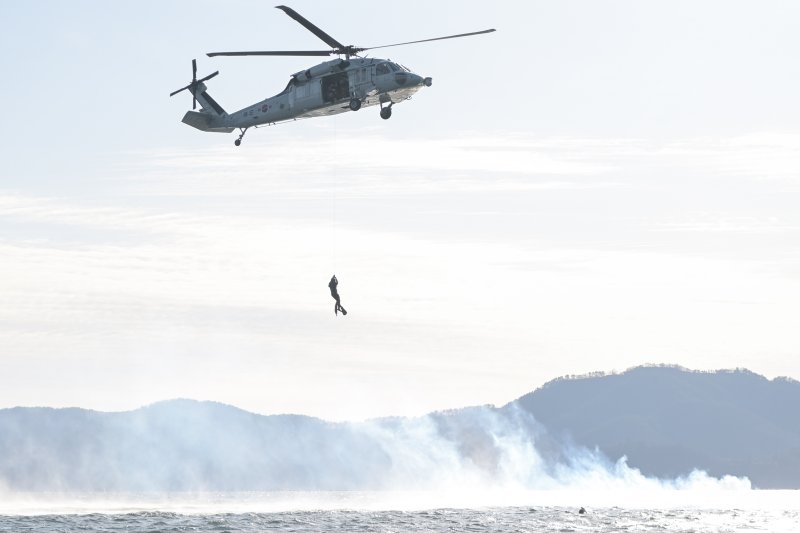 지난 2023년 1월 17일부터 19일까지 일정으로 경남 진해 군항 일대에서 실시하는 혹한기 내한훈련 중 지난 17일 실시한 항공구조훈련에서 SSU 항공구조사가 해상 조난자 구조를 위해 입수하고 있다.(자료사진) 해군 제공