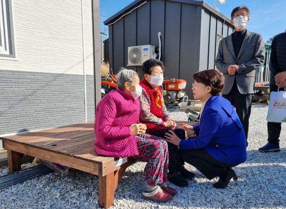 이달희 경북도 경제부지사가 18일 울진군 죽변면과 북면에 위치한 산불피해 임시주거용 조립주택에 거주하는 이재민을 찾아 아픔을 위로하고 위문품을 전달했다. 사진=경북도 제공