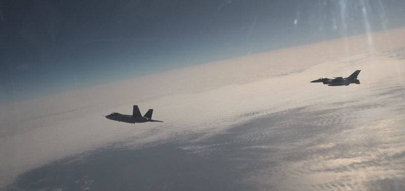 한국형 전투기 KF-21 '보라매' 시제 1호기(왼쪽). (방위산업청 제공) 2023.1.17/뉴스1