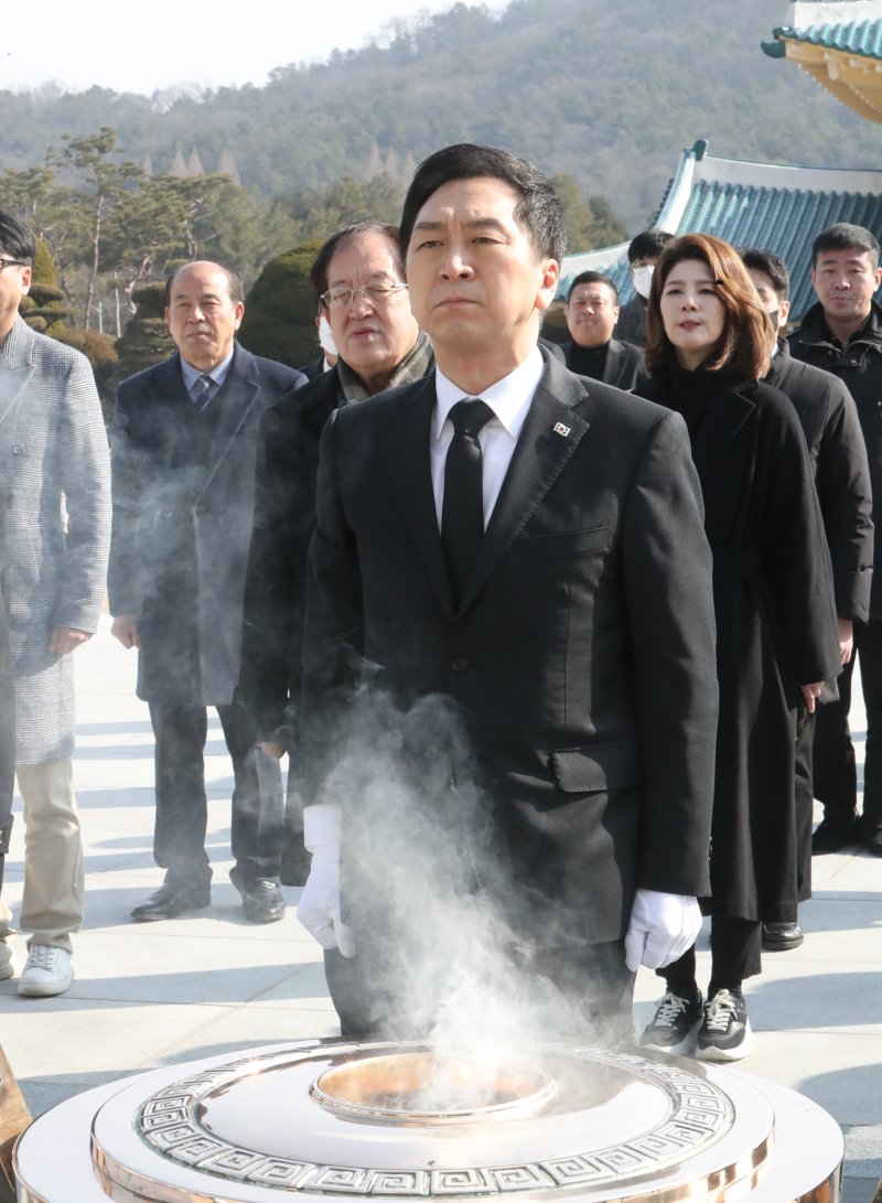 김기현 국민의힘 의원이 18일 오후 대전 유성구 국립대전현충원을 방문해 순국선열과 호국영령에 참배하고 있다.