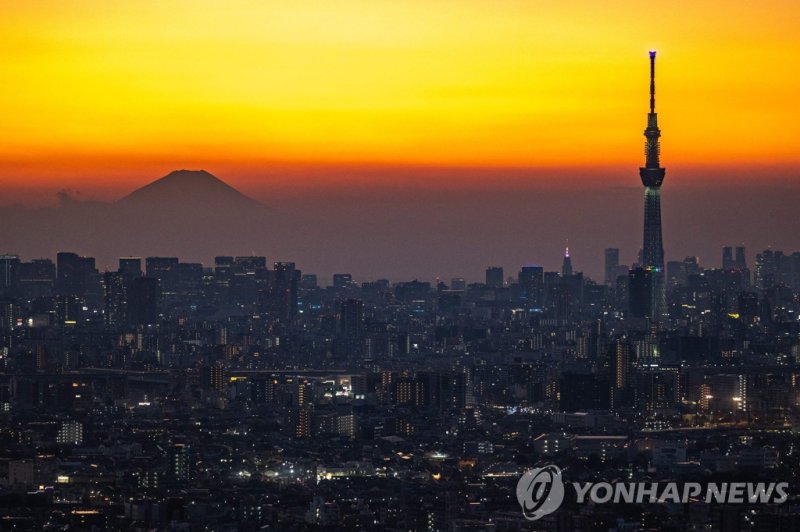 도쿄 스카이트리(오른쪽)과 후지산. 연합뉴